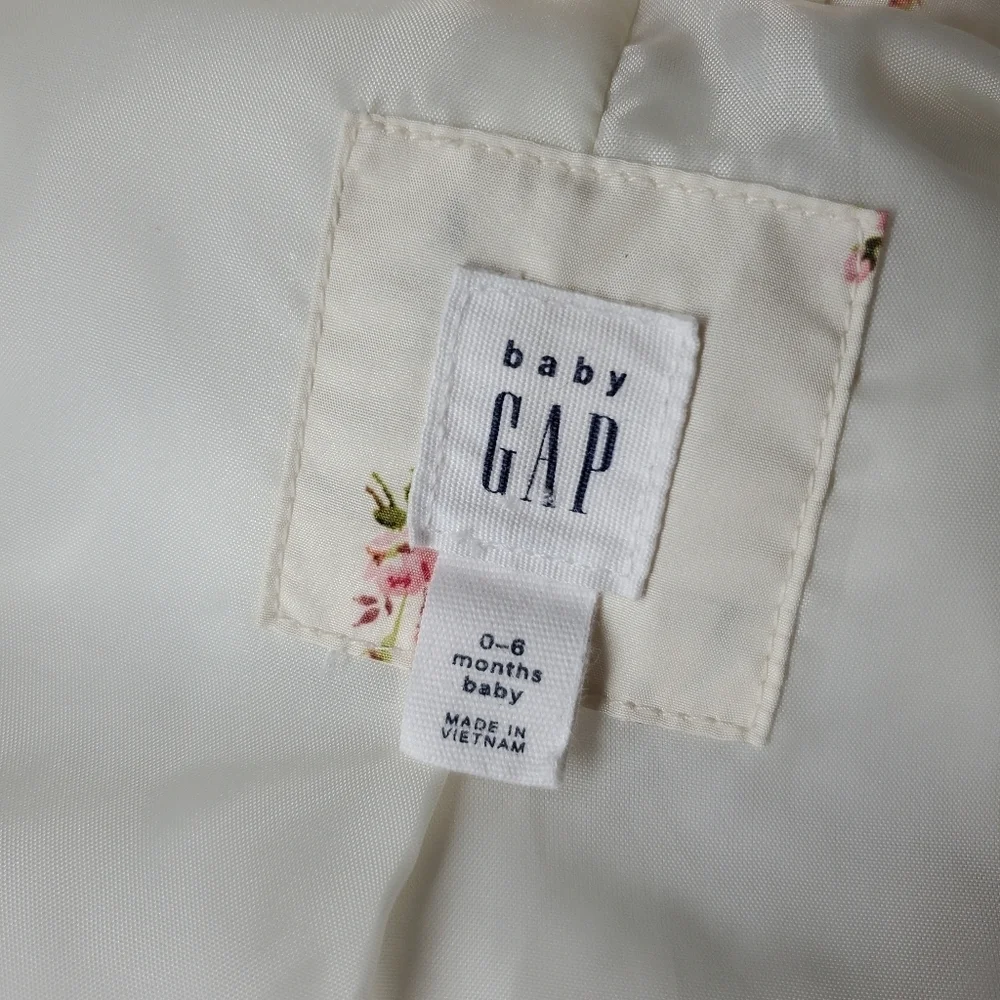 babyGap Cream and Coral Pink Floral Puffer Vest Size 0-6m Full Zip Ruffle Sleeve